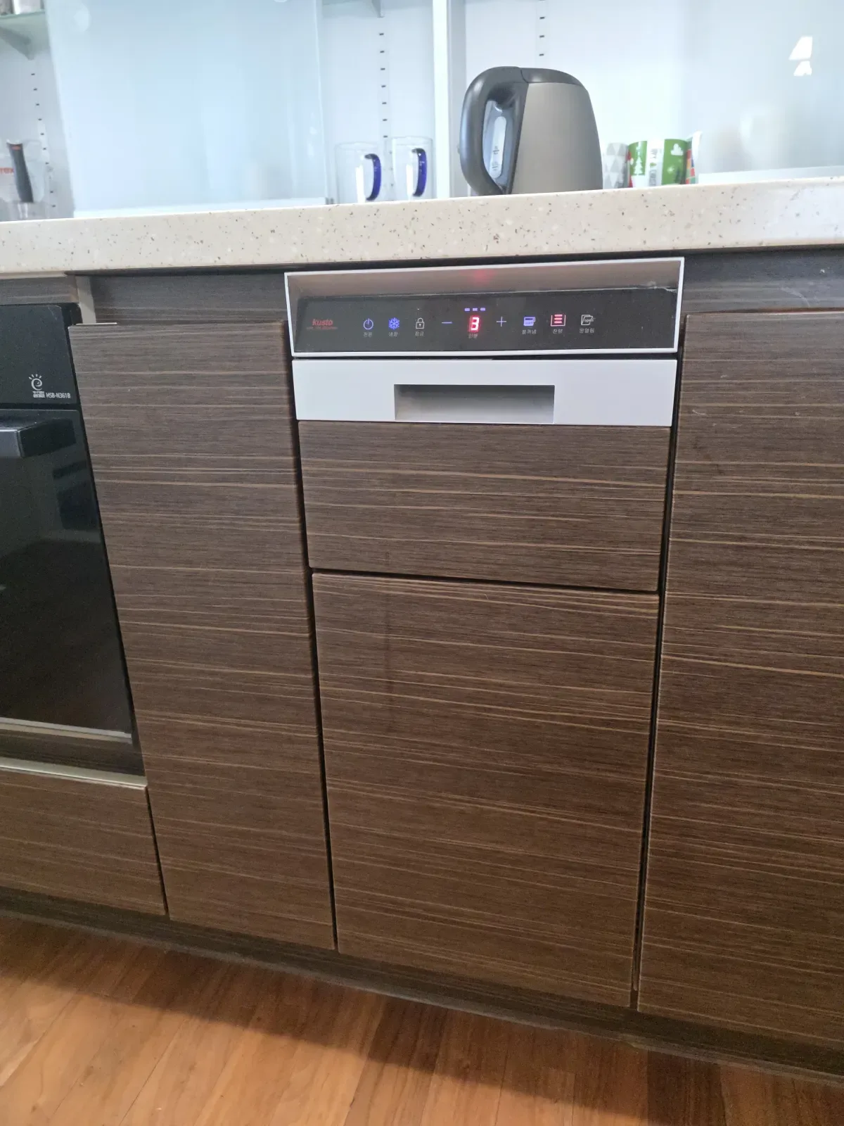 노후 주방 상판과 도어를 리폼하는 작업 현장